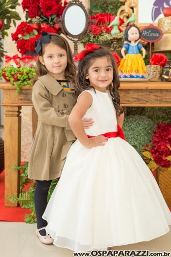 Heleninha Aoki recebe visita da Princesa Branca de Neve nos seus 3 anos