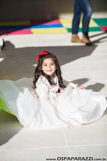 Heleninha Aoki recebe visita da Princesa Branca de Neve nos seus 3 anos