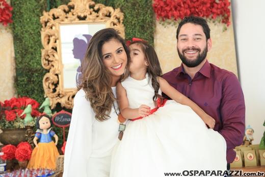 Heleninha Aoki recebe visita da Princesa Branca de Neve nos seus 3 anos