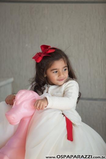 Heleninha Aoki recebe visita da Princesa Branca de Neve nos seus 3 anos