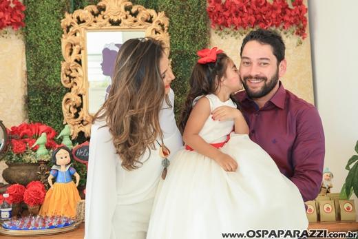 Heleninha Aoki recebe visita da Princesa Branca de Neve nos seus 3 anos