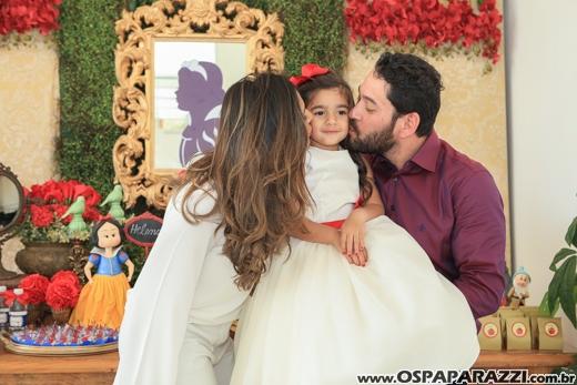 Heleninha Aoki recebe visita da Princesa Branca de Neve nos seus 3 anos