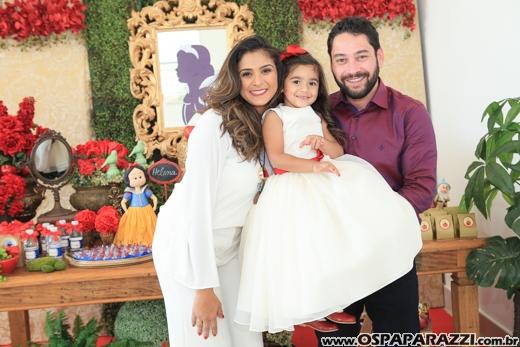 Heleninha Aoki recebe visita da Princesa Branca de Neve nos seus 3 anos