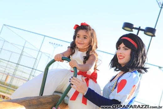 Heleninha Aoki recebe visita da Princesa Branca de Neve nos seus 3 anos