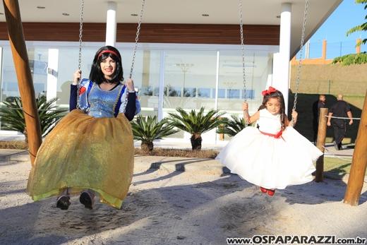 Heleninha Aoki recebe visita da Princesa Branca de Neve nos seus 3 anos