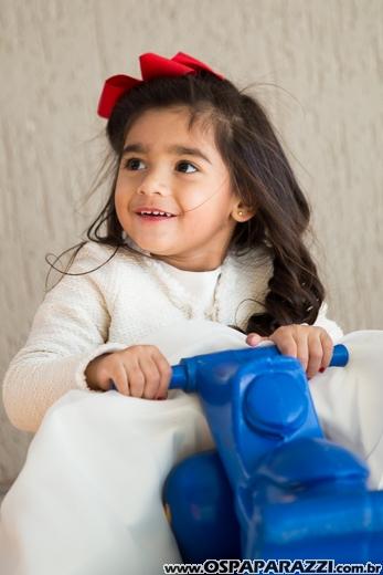 Heleninha Aoki recebe visita da Princesa Branca de Neve nos seus 3 anos
