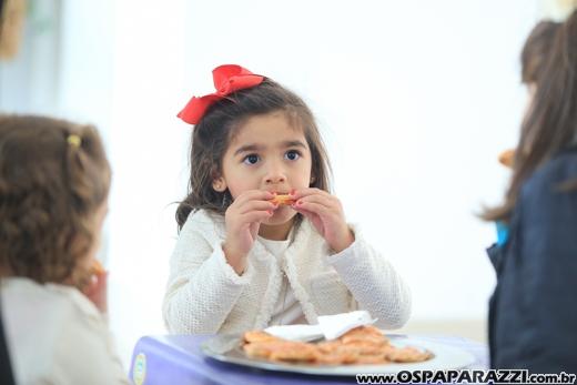 Heleninha Aoki recebe visita da Princesa Branca de Neve nos seus 3 anos