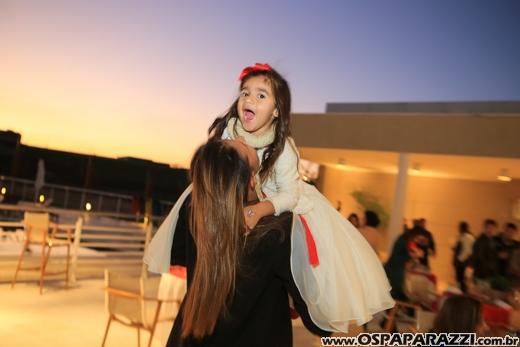 Heleninha Aoki recebe visita da Princesa Branca de Neve nos seus 3 anos