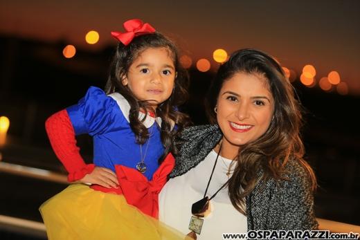 Heleninha Aoki recebe visita da Princesa Branca de Neve nos seus 3 anos
