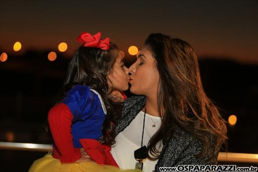 Heleninha Aoki recebe visita da Princesa Branca de Neve nos seus 3 anos