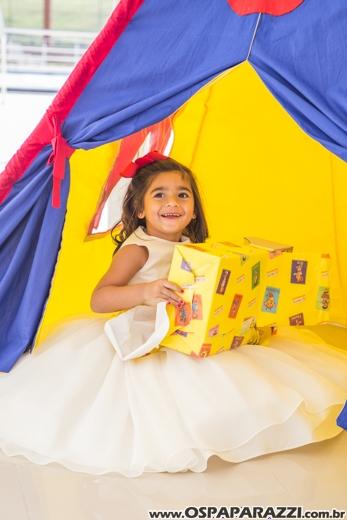 Heleninha Aoki recebe visita da Princesa Branca de Neve nos seus 3 anos