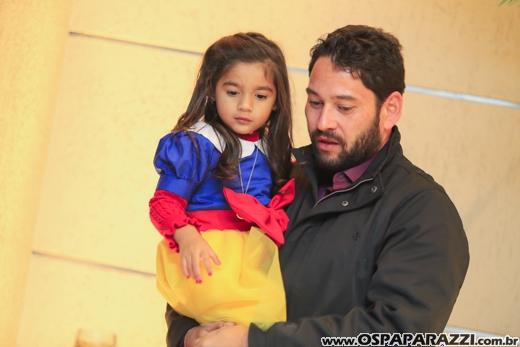 Heleninha Aoki recebe visita da Princesa Branca de Neve nos seus 3 anos