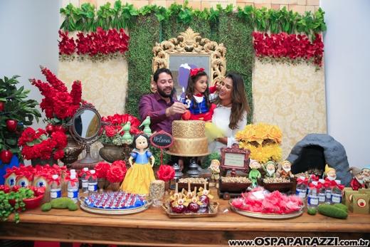 Heleninha Aoki recebe visita da Princesa Branca de Neve nos seus 3 anos