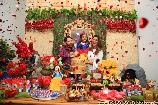 Heleninha Aoki recebe visita da Princesa Branca de Neve nos seus 3 anos