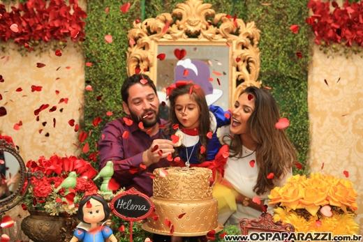 Heleninha Aoki recebe visita da Princesa Branca de Neve nos seus 3 anos
