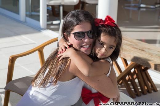 Heleninha Aoki recebe visita da Princesa Branca de Neve nos seus 3 anos