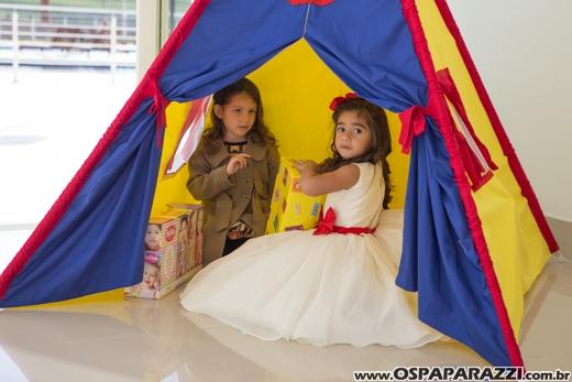 Heleninha Aoki recebe visita da Princesa Branca de Neve nos seus 3 anos