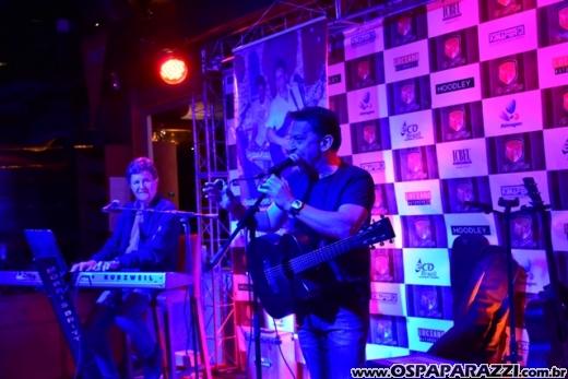 Luciano Rissetto canta Elvis Presley no projeto Sextas Especiais do Guten