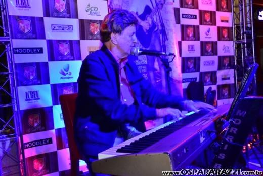 Luciano Rissetto canta Elvis Presley no projeto Sextas Especiais do Guten