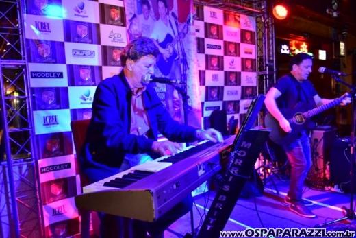 Luciano Rissetto canta Elvis Presley no projeto Sextas Especiais do Guten