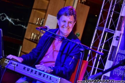 Luciano Rissetto canta Elvis Presley no projeto Sextas Especiais do Guten