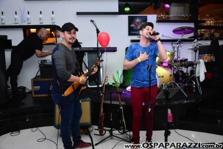 Caio Vila Nova comemora com musica os 04 anos de Boliche Yex Food and Fun