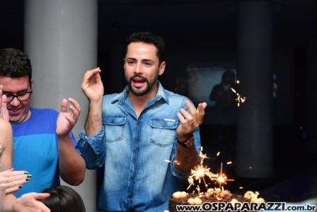 Caio Vila Nova comemora com musica os 04 anos de Boliche Yex Food and Fun