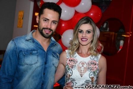 Caio Vila Nova comemora com musica os 04 anos de Boliche Yex Food and Fun