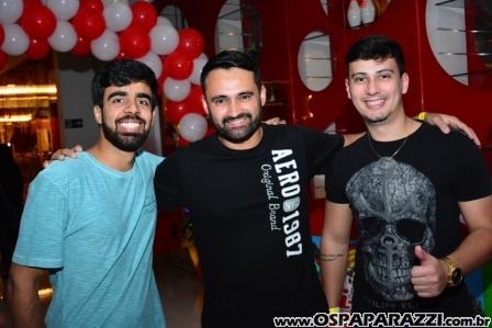Caio Vila Nova comemora com musica os 04 anos de Boliche Yex Food and Fun
