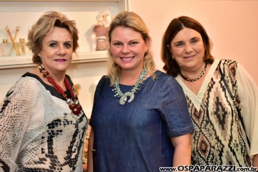 Kassia Lara recebe convidados especiais para o lançamento da coleção Verão 2017