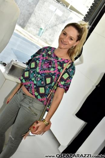 Suellen Natalie inaugura Lindaap Boutique com looks da coleção 2017