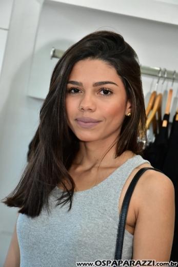 Suellen Natalie inaugura Lindaap Boutique com looks da coleção 2017