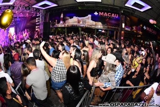 Macau Show Bar recebe o cantor sertanejo - Loubet - Veja as fotos