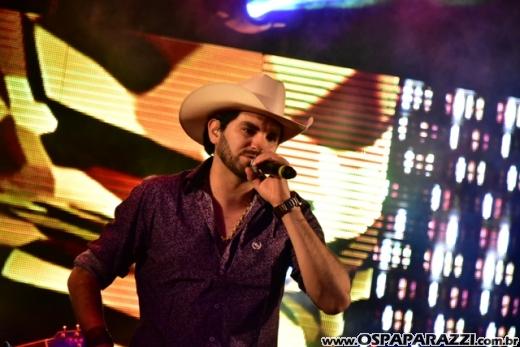 Macau Show Bar recebe o cantor sertanejo - Loubet - Veja as fotos