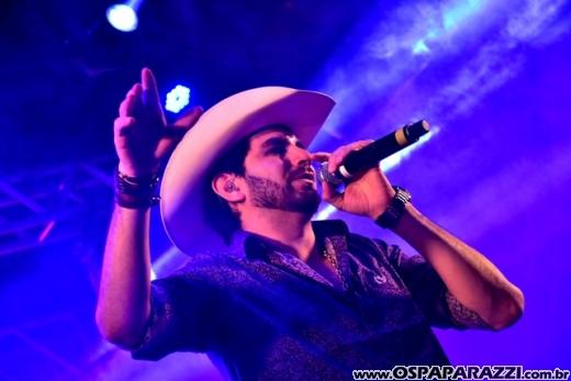 Macau Show Bar recebe o cantor sertanejo - Loubet - Veja as fotos