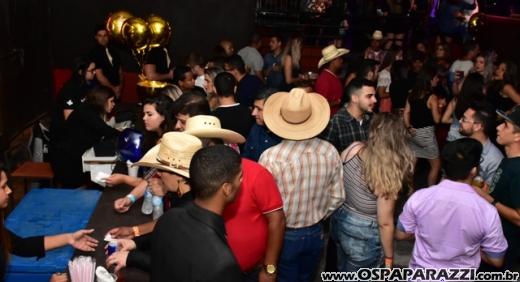 Macau Show Bar recebe o cantor sertanejo - Loubet - Veja as fotos
