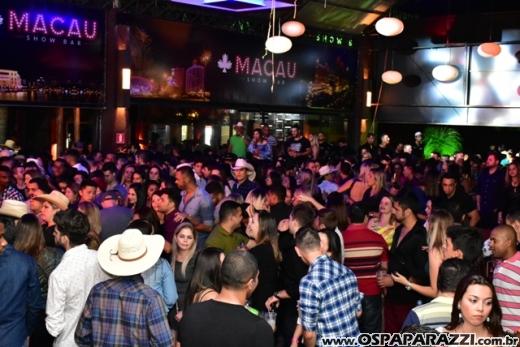 Macau Show Bar recebe o cantor sertanejo - Loubet - Veja as fotos