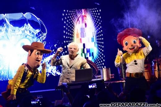 Macau Show Bar recebe o cantor sertanejo - Loubet - Veja as fotos