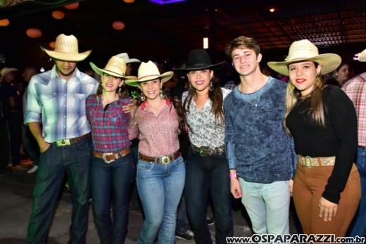 Macau Show Bar recebe o cantor sertanejo - Loubet - Veja as fotos