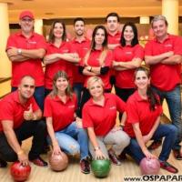 Carmem Alvim confraterniza com parceiros jogando no Yex Boliche