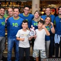 Carmem Alvim confraterniza com parceiros jogando no Yex Boliche