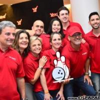 Carmem Alvim confraterniza com parceiros jogando no Yex Boliche