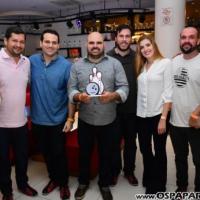 Carmem Alvim confraterniza com parceiros jogando no Yex Boliche