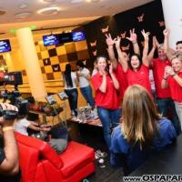 Carmem Alvim confraterniza com parceiros jogando no Yex Boliche