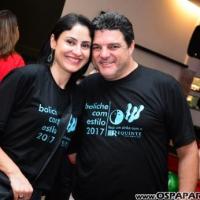 Carmem Alvim confraterniza com parceiros jogando no Yex Boliche