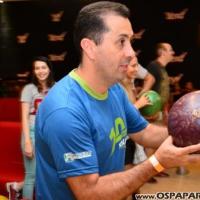 Carmem Alvim confraterniza com parceiros jogando no Yex Boliche