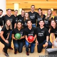 Carmem Alvim confraterniza com parceiros jogando no Yex Boliche