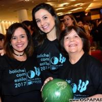 Carmem Alvim confraterniza com parceiros jogando no Yex Boliche