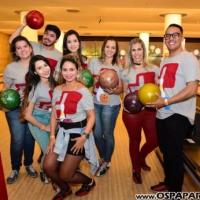 Carmem Alvim confraterniza com parceiros jogando no Yex Boliche