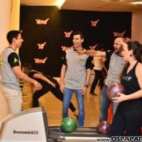 Carmem Alvim confraterniza com parceiros jogando no Yex Boliche
